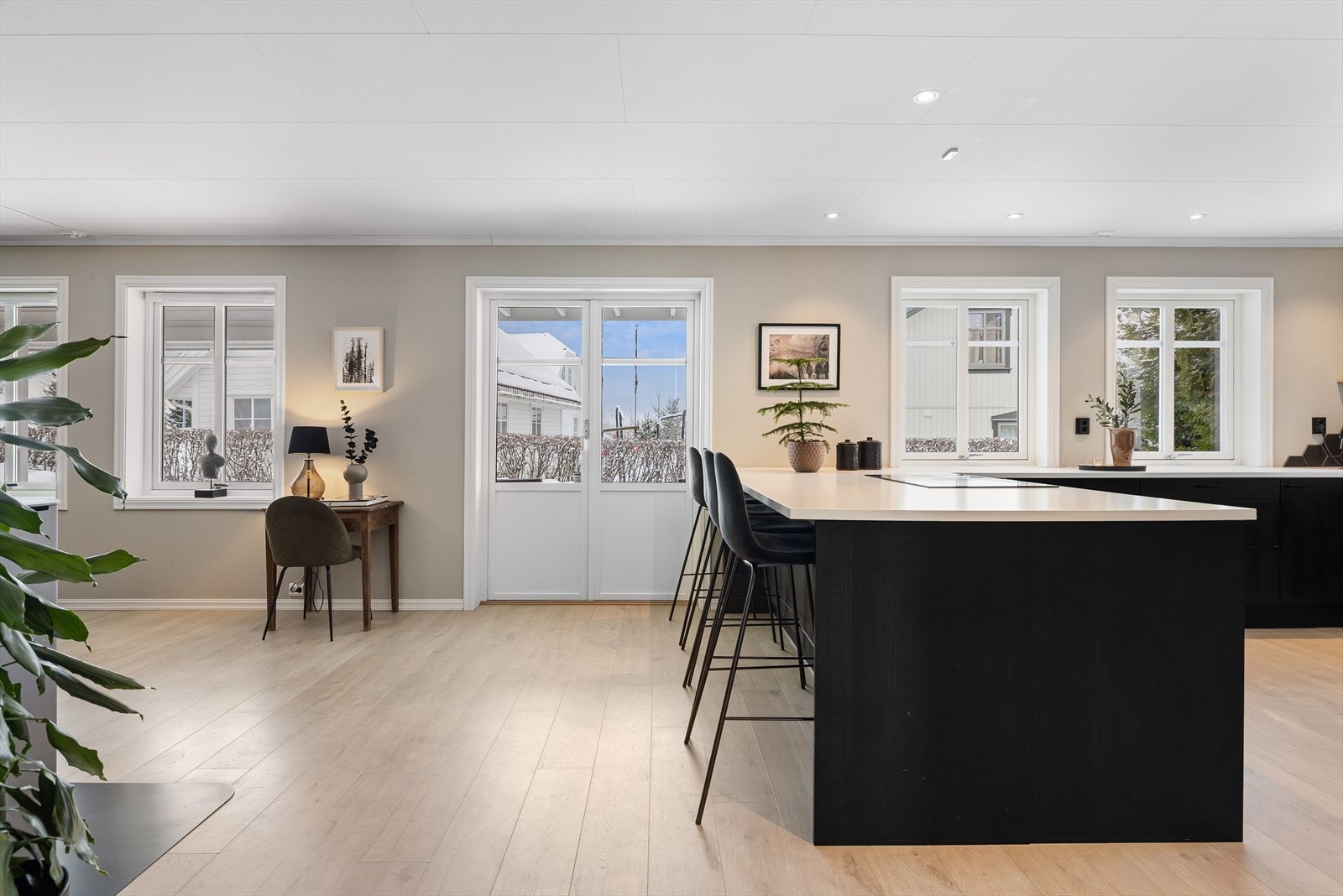 Boligen har en familievennlig og god planløsning over to plan med flere flotte oppholdsrom i 1. etasje. Galleribilde