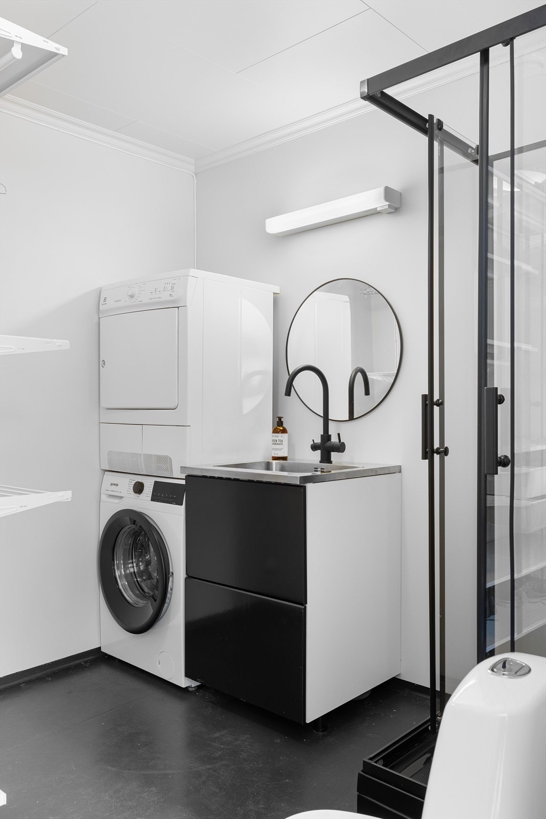 Baderommet har vinylbelegg på gulv med gulvvarme, lyse våtromsplater på veggene og balansert ventilasjon. Baderommet er utstyrt med innredning med stålkum, dusjkabinett, toalett og opplegg for vaskemaskin/tørketrommel. Galleribilde