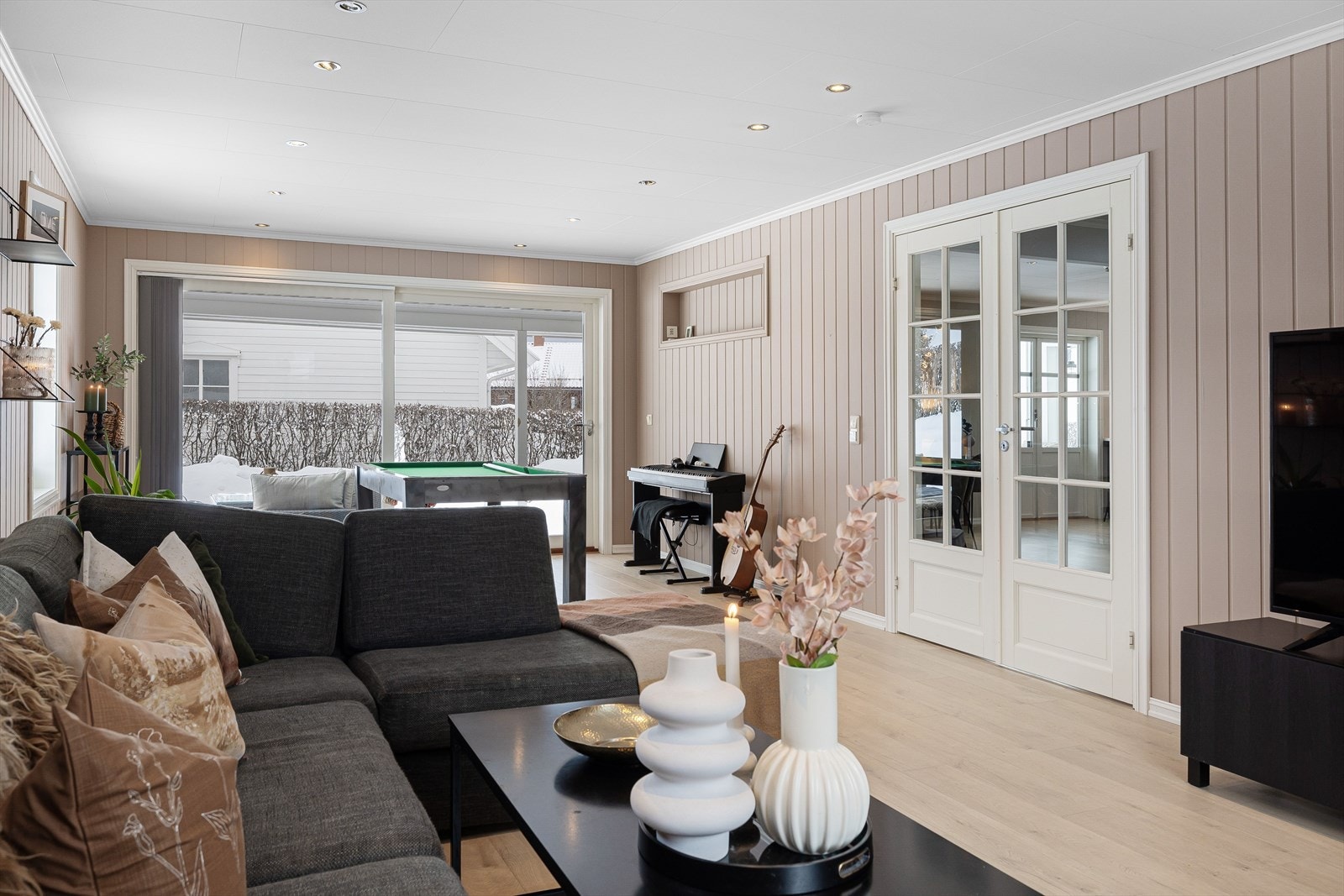 Stuen har store vindusflater mot tre ulike himmelretninger som sørger for rikelig med naturlig lys. Galleribilde