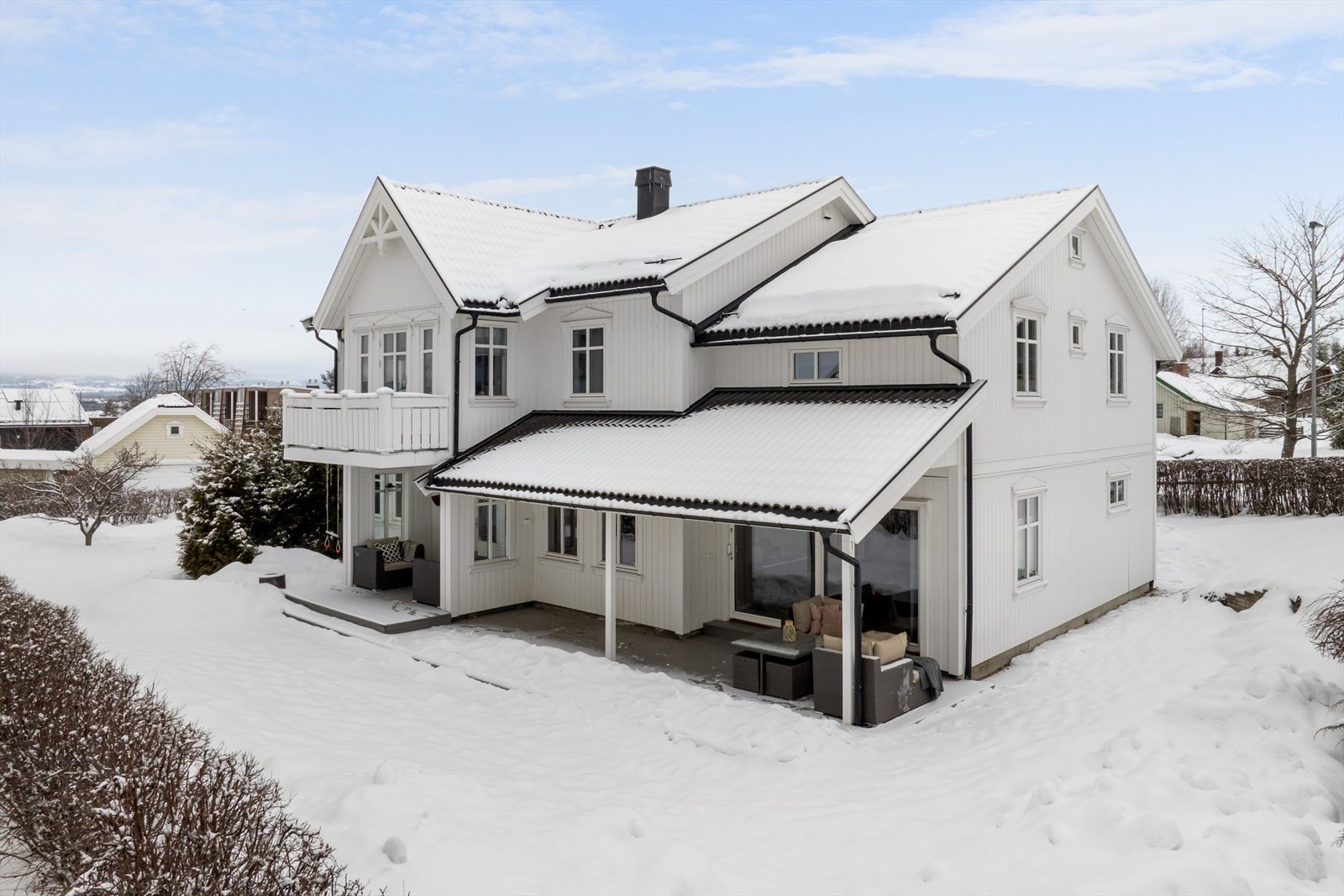 Utenfor terrassen er det en lettstelt og pent opparbeidet hage innhegnet med hekk. Beliggenheten mot syd og vest sørger for svært gode solforhold! Galleribilde