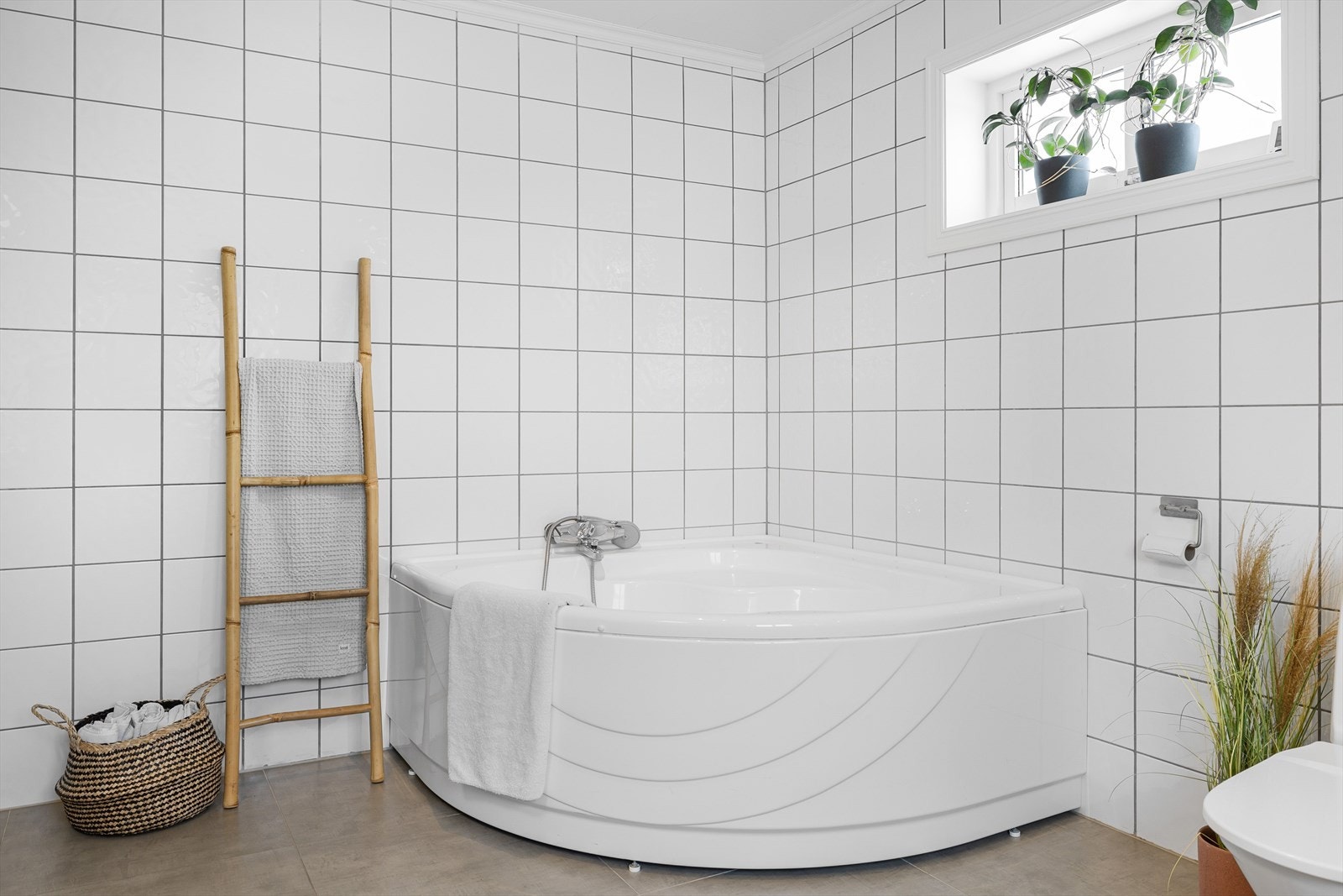 Baderommet er også utstyrt med hjørnebadekar, dusjkabinett, samt gulvstående toalett. Galleribilde