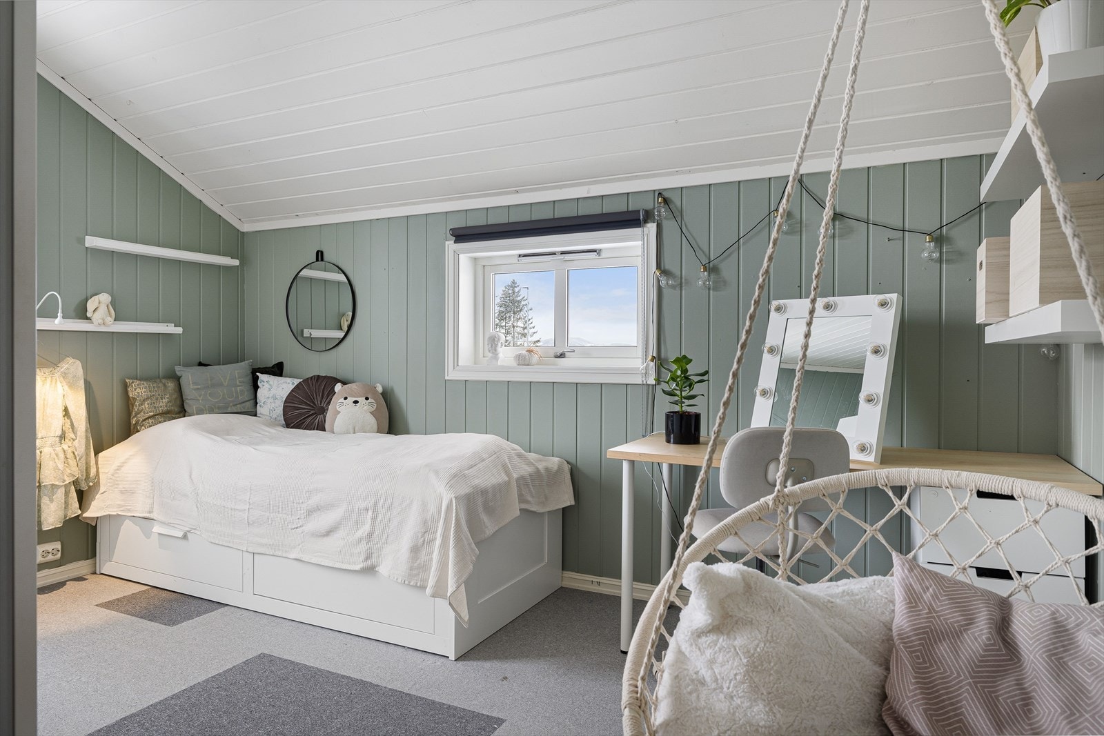 Soverom 3 er et lyst og fint rom med lunt teppegulv og panelplater på veggene malt i en nydelig farge. Galleribilde