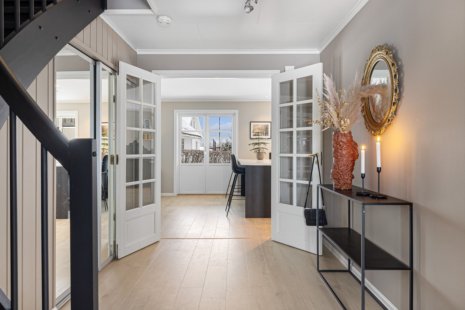 Det er rikelig med oppbevaringsplass i romslig skyvedørsgarderobe med speildører, samt ytterligere plass til kommoder. Flotte doble dører med glassfelt leder videre inn til de fine oppholdsrommene. Galleribilde