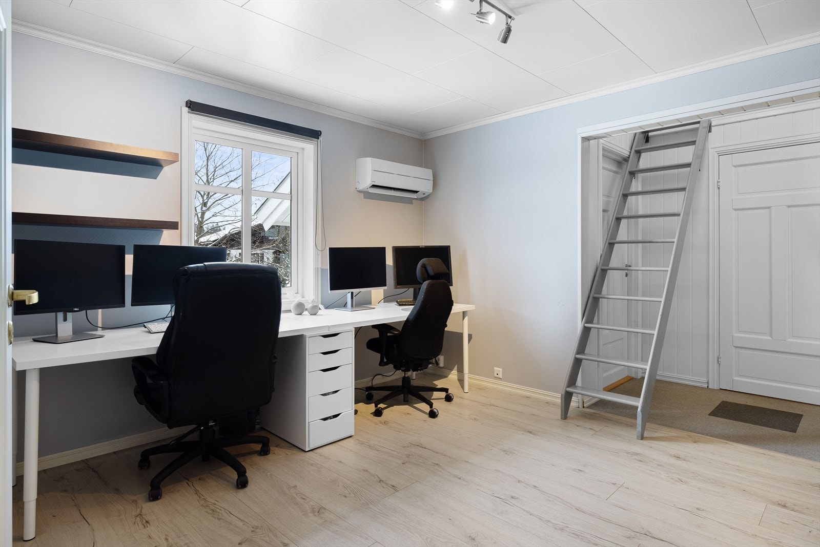 Montert luft-til-luft varmepumpe/Aircondition som sørger for både god varme på vinterstid og avkjøling på varme sommerdager. Kontoret er også utstyrt med flere garderobeskap som medfølger i handelen. Galleribilde