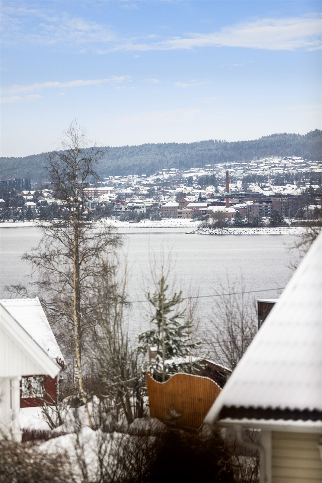 Her bor du i rolige og solrike omgivelser med fin Mjøsutsikt fra 2. etasje. Vakre Mjøsa ligger like nedenfor eiendommen, noe som gir flotte tur- og bademuligheter i umiddelbar nærhet! Galleribilde