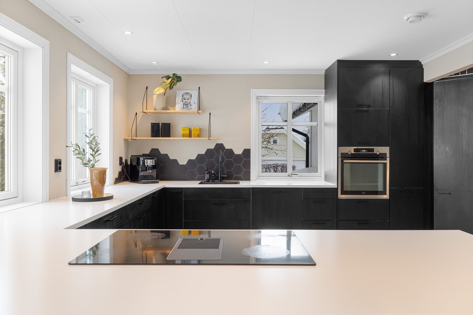 Lekkert og nyere kjøkken som er fullt utstyrt med integrerte hvitevarer som medfølger i handelen. Galleribilde