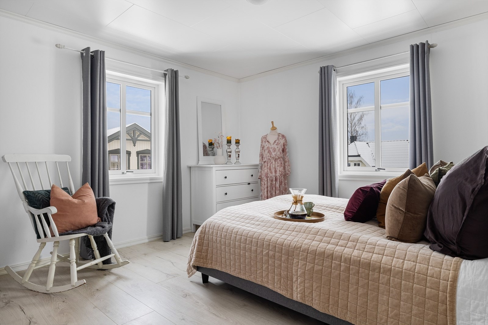 Soverom 1 er et lyst og fint rom av god størrelse. Soverommet har store vindusflater mot to ulike himmelretninger som sørger for rikelig med naturlig lys. Galleribilde