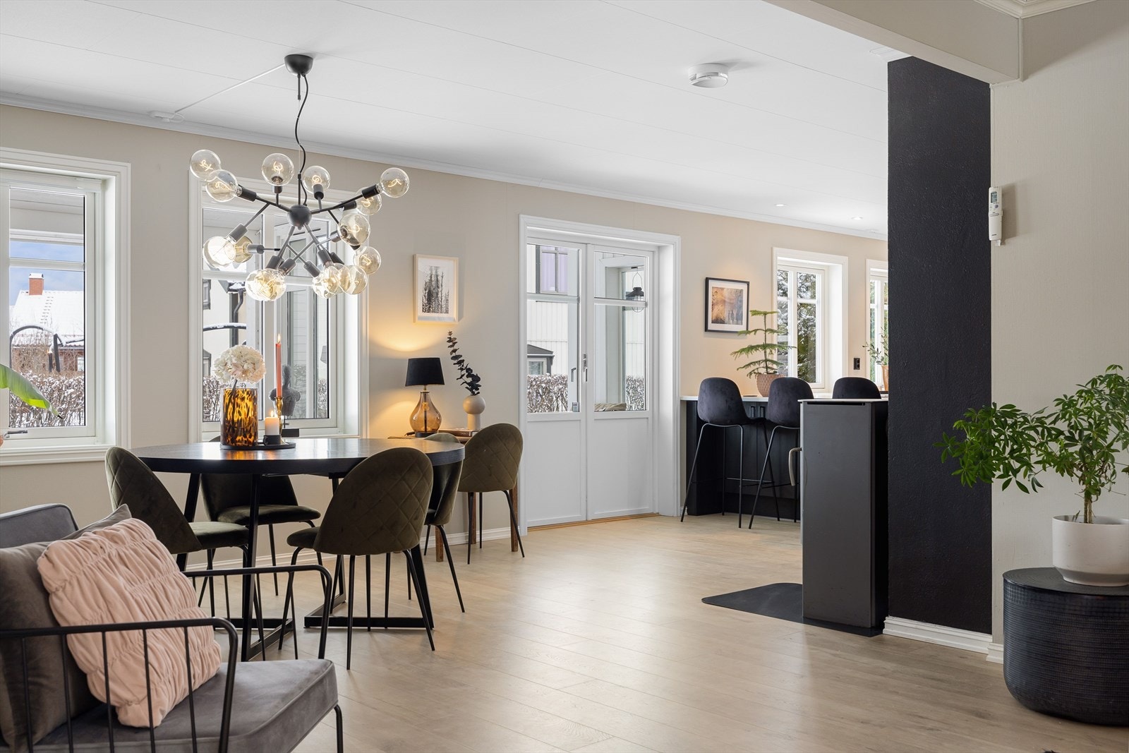 Fra stuen er det doble terrassedører ut til terrassen og hagen. Galleribilde