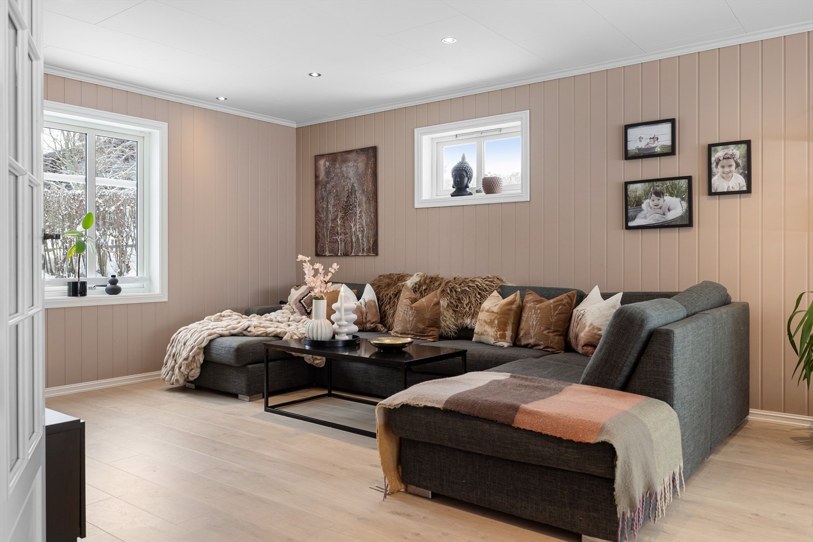 Stuen som ble tilbygget i 2007 er et stort, lyst og fint rom for både avkobling og hygge. Galleribilde