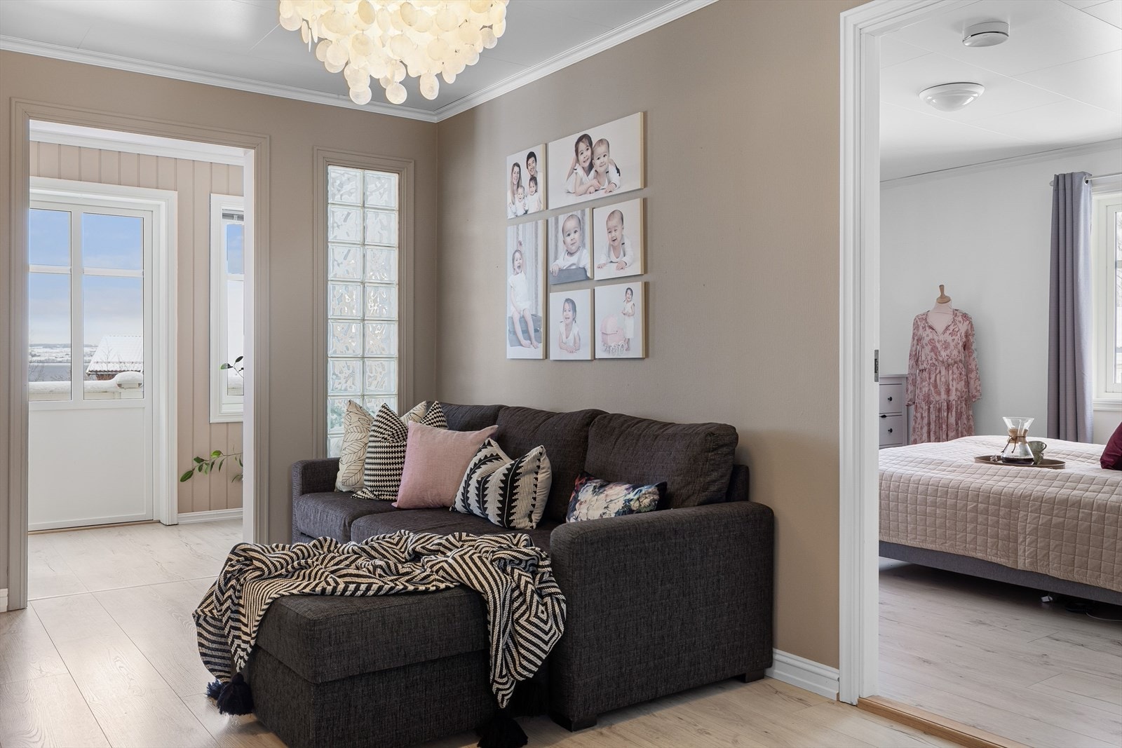 Lun og koselig stue med enstavs laminat på gulv og glatte overflater malt i en varm og innbydende farge. Galleribilde