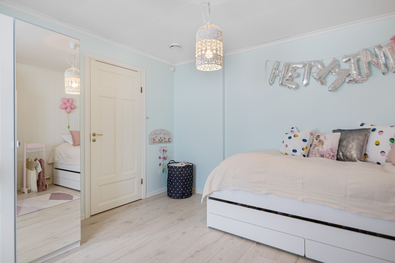 På soverommet er det plass til dobbeltseng om ønskelig, samt oppbevaringsplass i medfølgende garderobeskap. Galleribilde