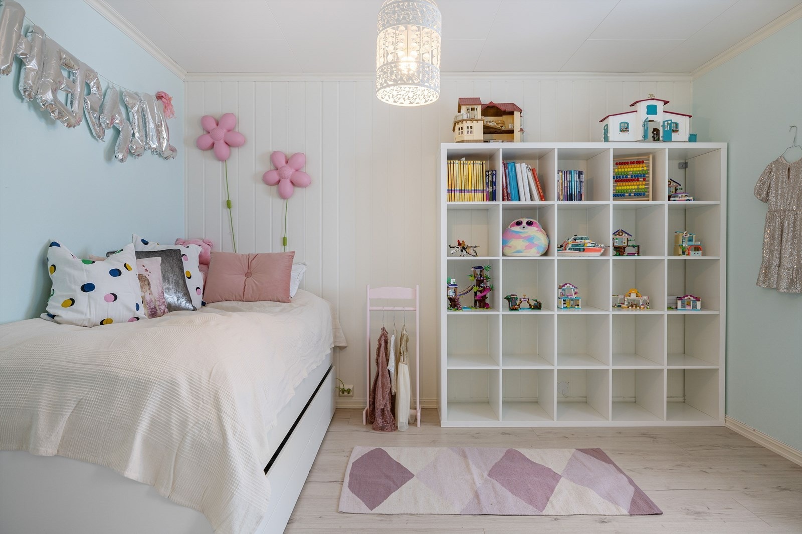 Soverom 2 er et fint og romslig soverom som i dag er innredet som barnerom. Galleribilde