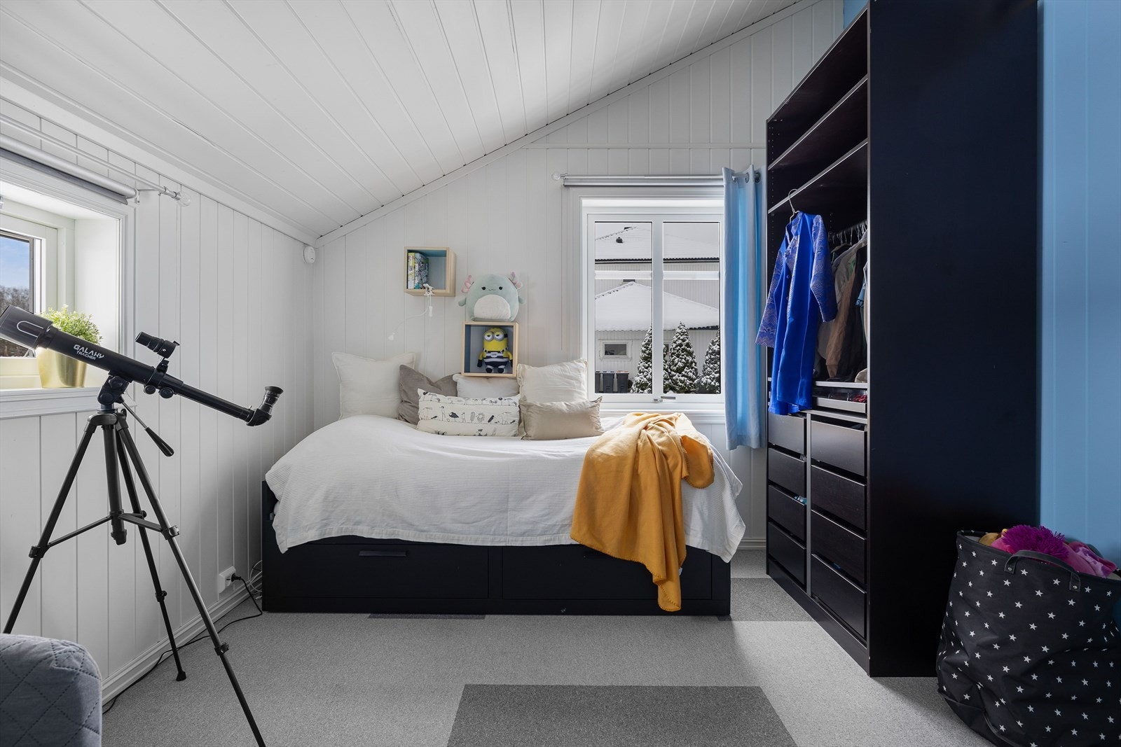 Soverommet er romslig med plass til både seng, kontorpult og sittegruppe. Det er god oppbevaringsplass i åpen garderobeløsning med skuffer, hyller og oppheng. Galleribilde