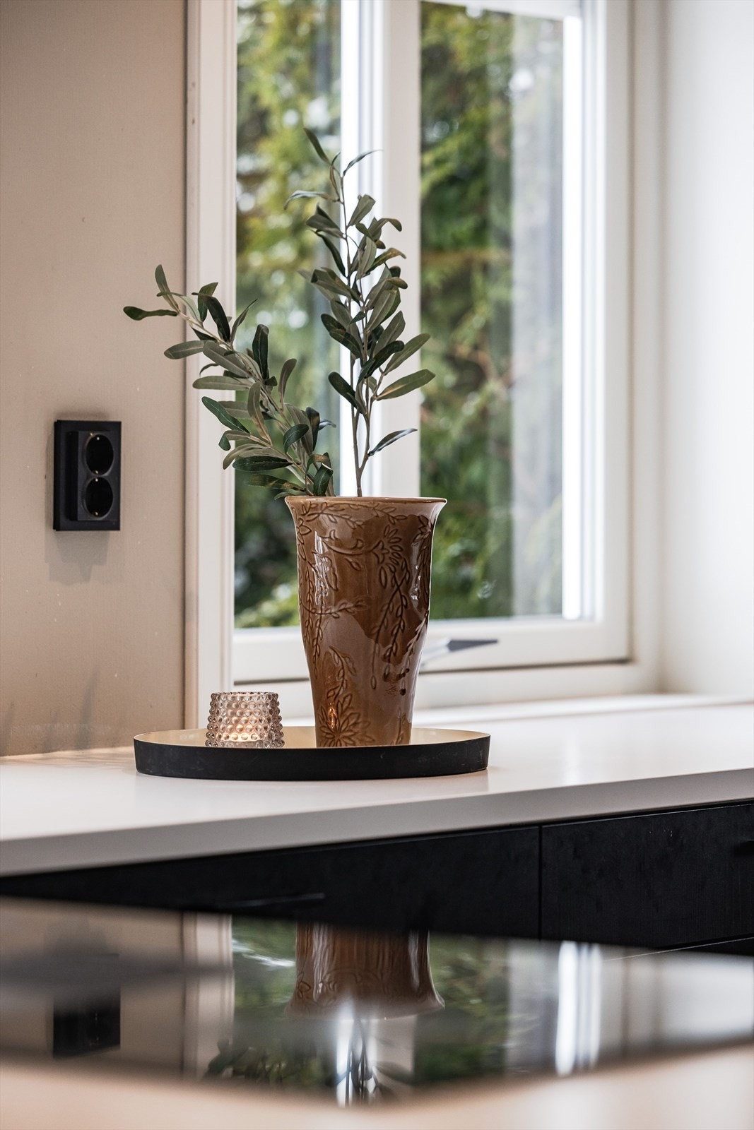 Boligen har store klassiske vindusflater som slipper inn rikelig med naturlig lys. Galleribilde