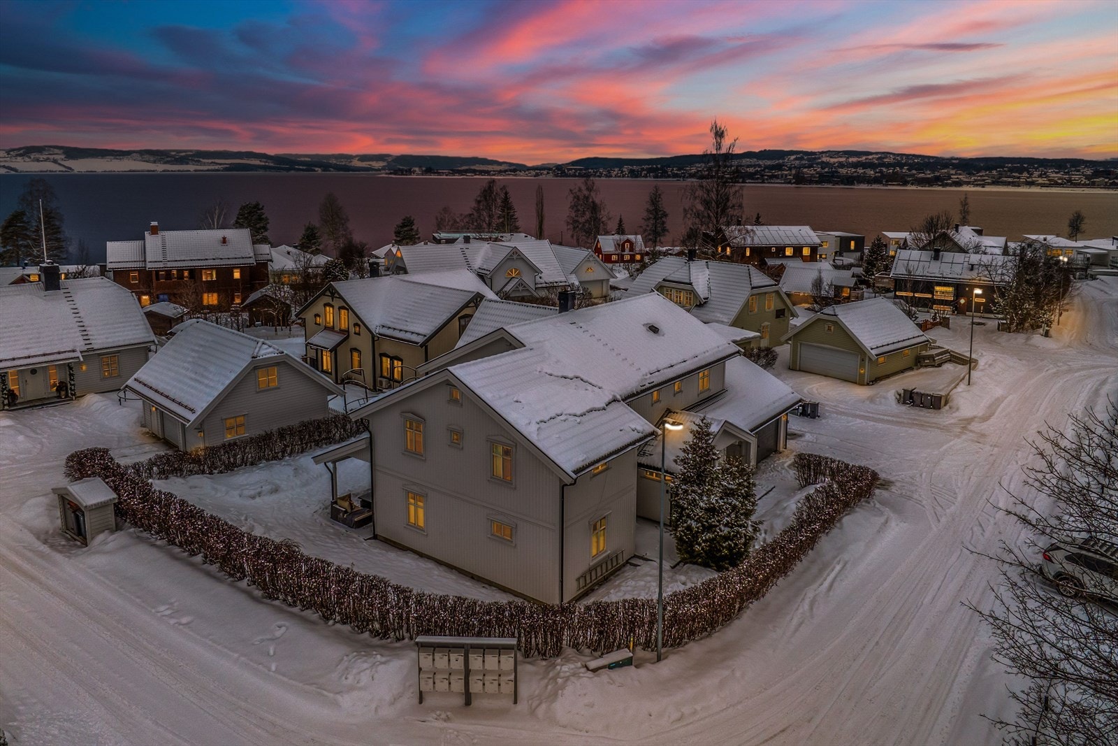 Her bor du i rolige og solrike omgivelser med fin Mjøsutsikt fra 2. etasje. Vakre Mjøsa ligger like nedenfor eiendommen, noe som gir flotte tur- og bademuligheter i umiddelbar nærhet! Galleribilde