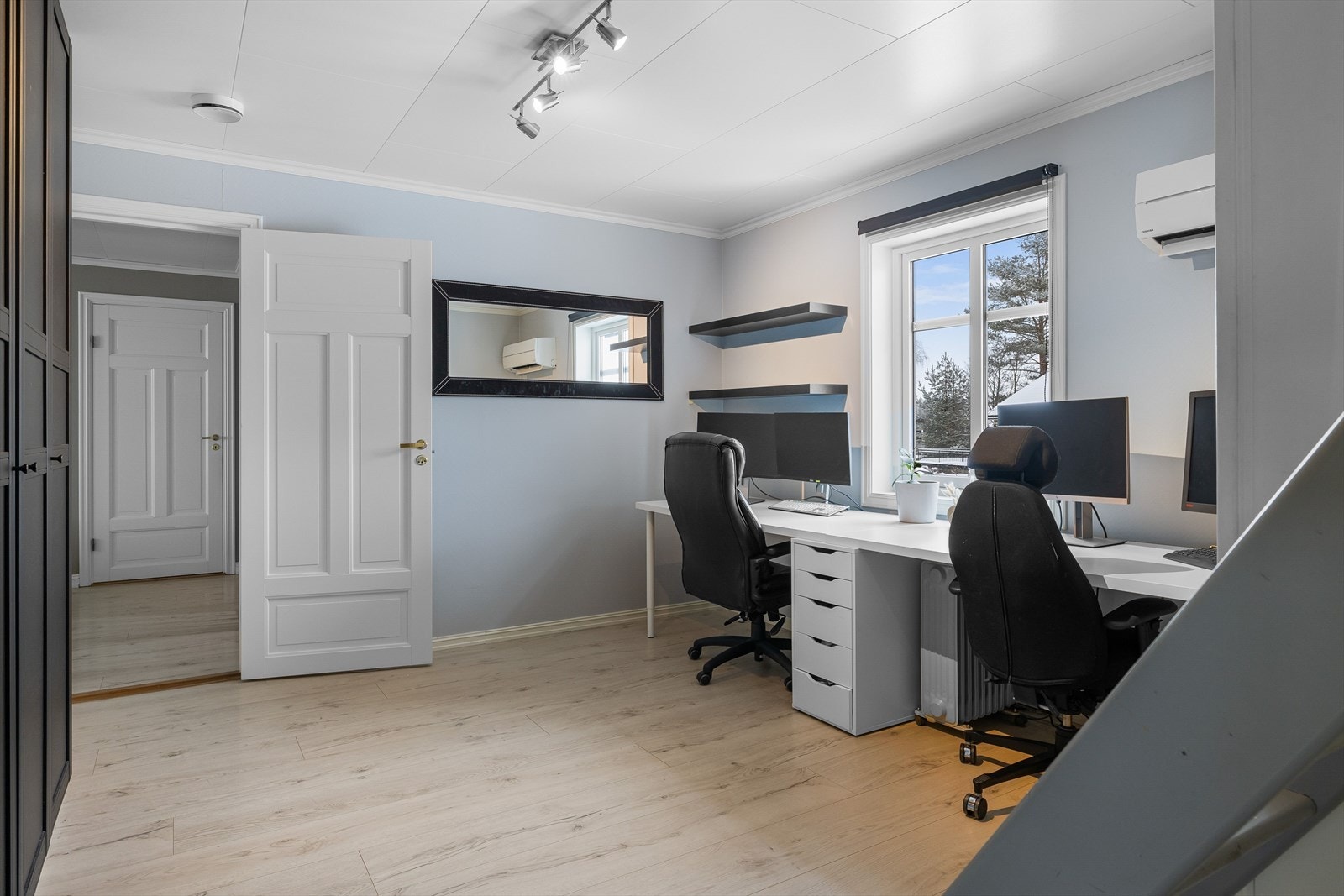 Fra stuen i 2. etasje kommer har du adkomst til et kontor som også kan innredes som en stue om ønskelig. Herfra er det videre adkomst til 2 soverom, garderoberom og hems. Galleribilde