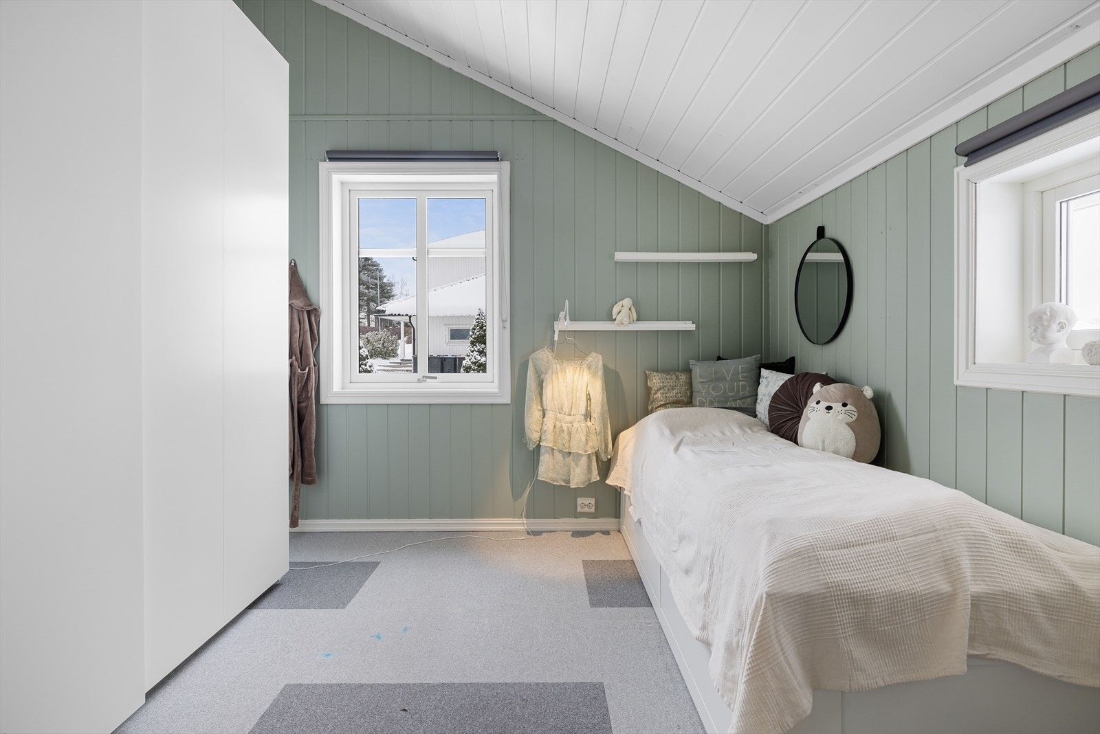 På soverommet er det rikelig med oppbevaringsplass i stor garderobe som medfølger i handelen. Galleribilde