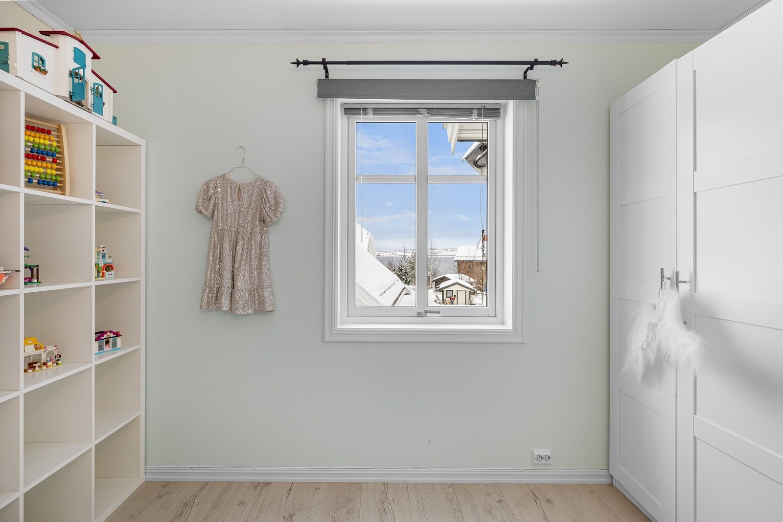 Soverommet har stor klassisk vindusflate med nydelig Mjøsutsikt! Galleribilde