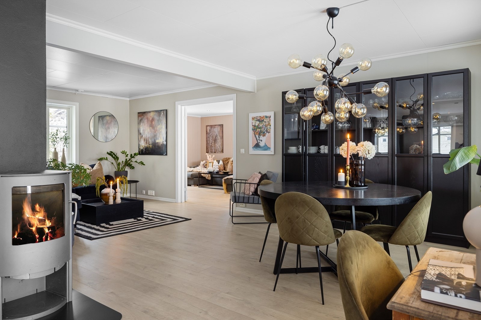 Stuen er svært romslig og kan enkelt innredes med flere ulike soner og sittegrupper. Galleribilde