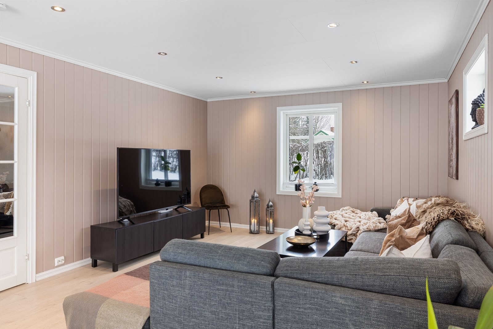 Stuen har god og moderne standard med lys enstavs laminat på gulv med gulvvarme, panelplater på veggene malt i en nydelig farge, skjult elektrisk anlegg og downlights i himlingen. Galleribilde