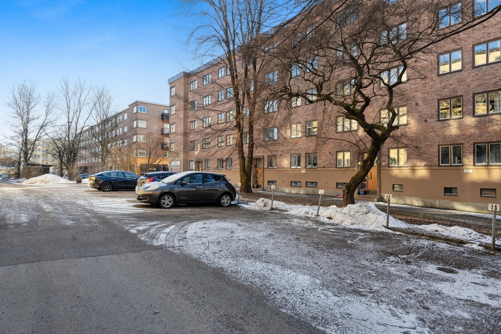 Mulighet for parkeringsplass for 650kr mnd. 1 ledig plass per 11.02.2025 Galleribilde