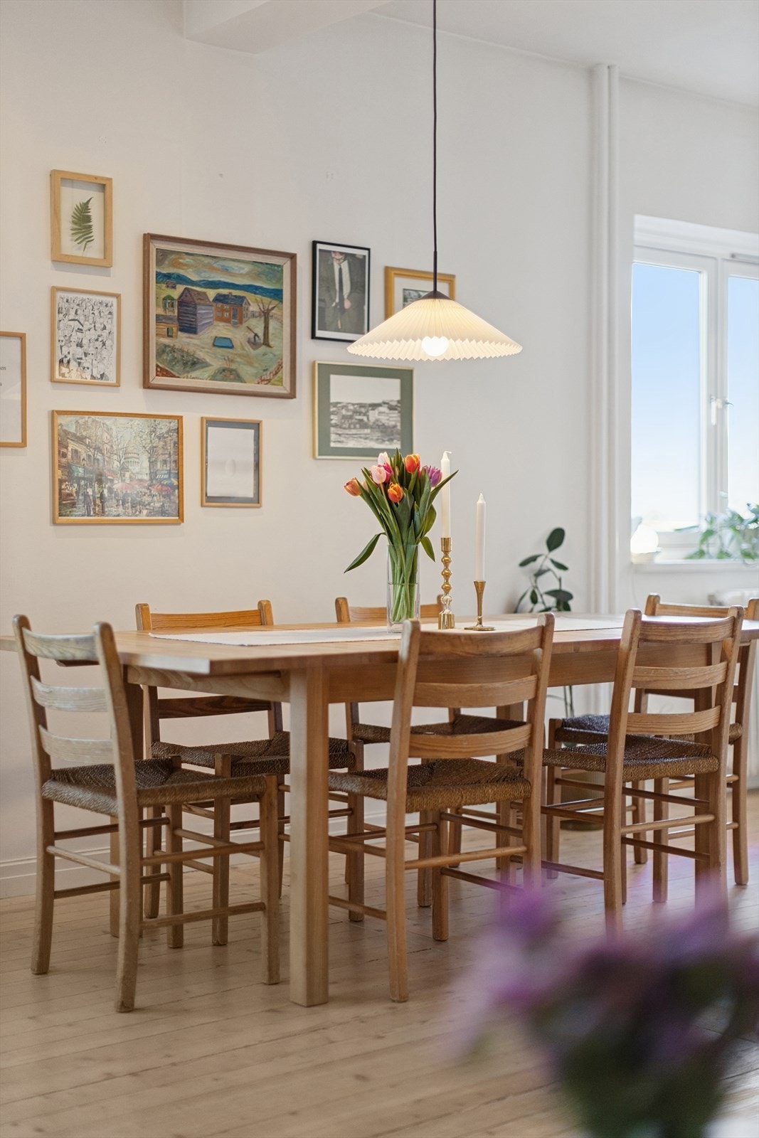 Her får du god plass til langbord og kan invitere til større sammenkomster Galleribilde