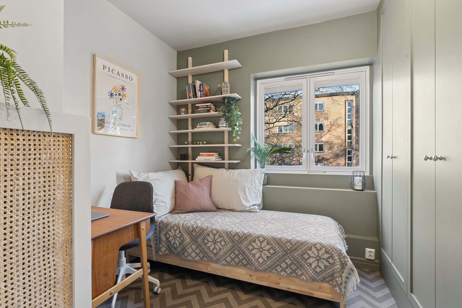 Romslig soverom med store vinduer som slipper inn rikelig med naturlig lys. Radiator er bygget inn i en stilig "kasse" som også funger som nattbord/hylle Galleribilde