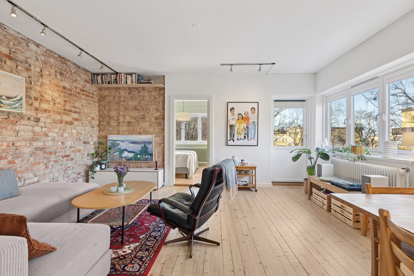 Stue fremstår som lys og romslig, her får du rikelig med lysinnslipp som bidrar til en hyggelig atomsfære. Galleribilde