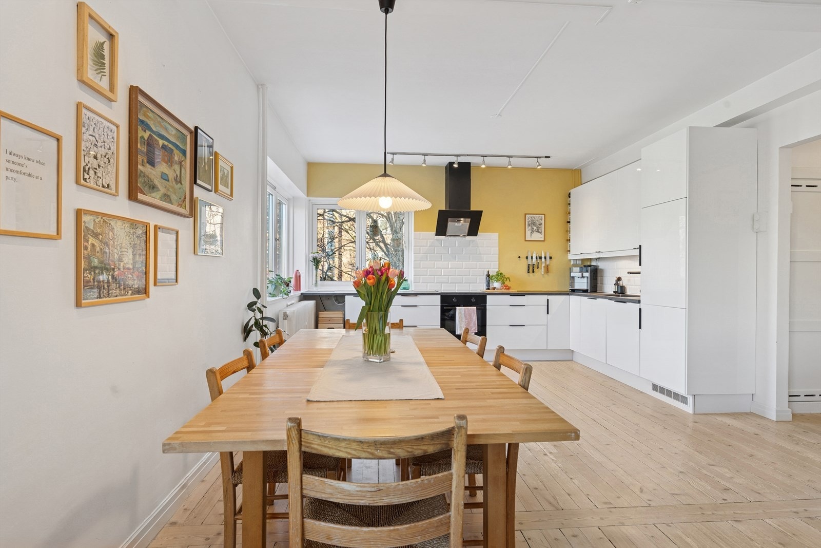 Åpen stue/kjøkken løsning som gir rom for sosiale sammenkomster Galleribilde