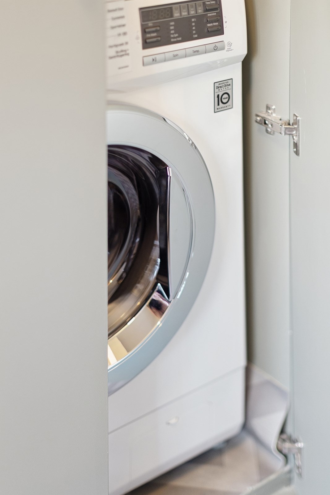 Vaskemaskin er plassert i skapet på gjesterommet/kontoret Galleribilde