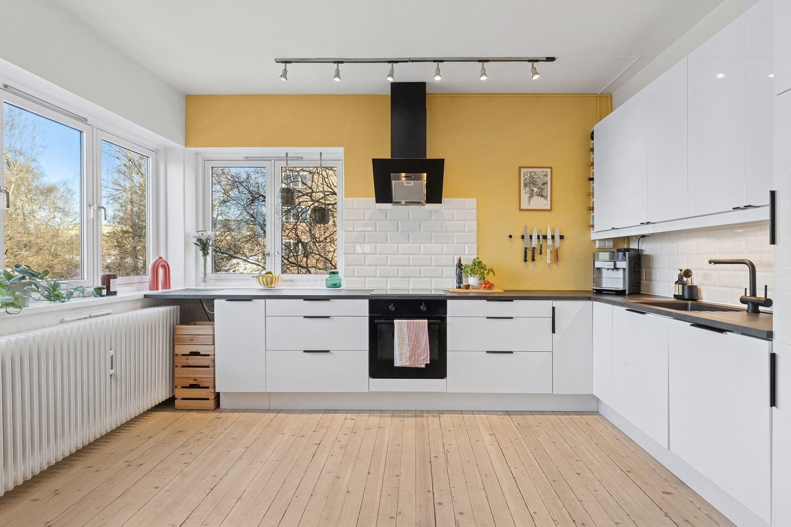 Her får du store arbeidsflater å kokkelere på og kan jobbe uforstyrret med et åpent og grønt utsyn Galleribilde