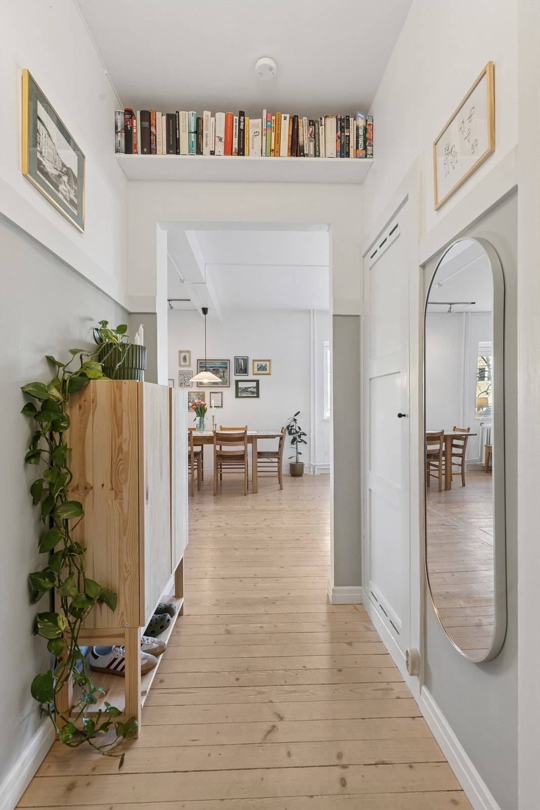 Velkommen inn til en romslig og koselig entré. Godt med oppbevaring i kott/bod og hylle/hems løsninger Galleribilde