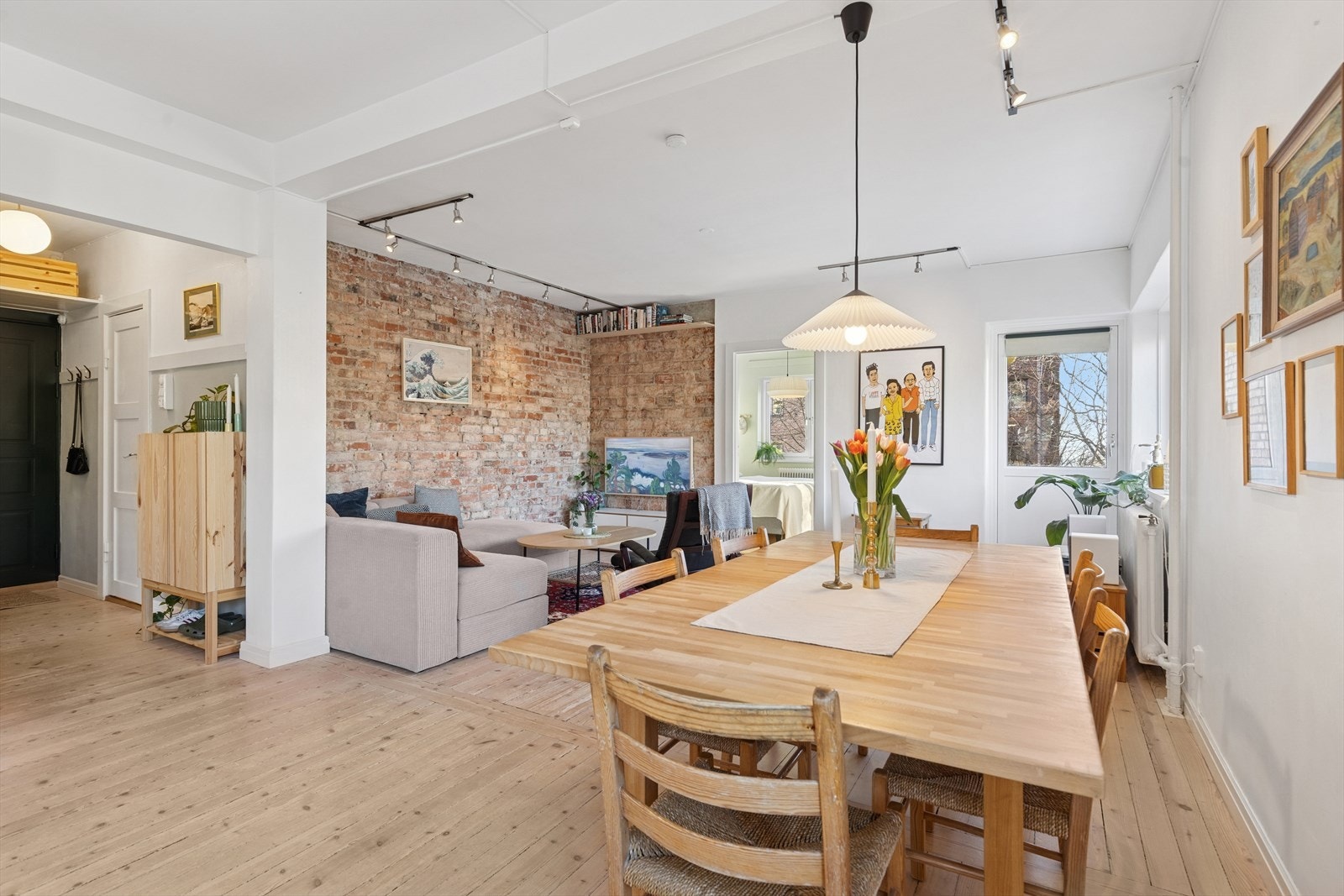 Stuen i leiligheten er av svært god størrelse, og gulvet er dekket med tregulv som gir et stilrent og klassisk uttrykk. Galleribilde