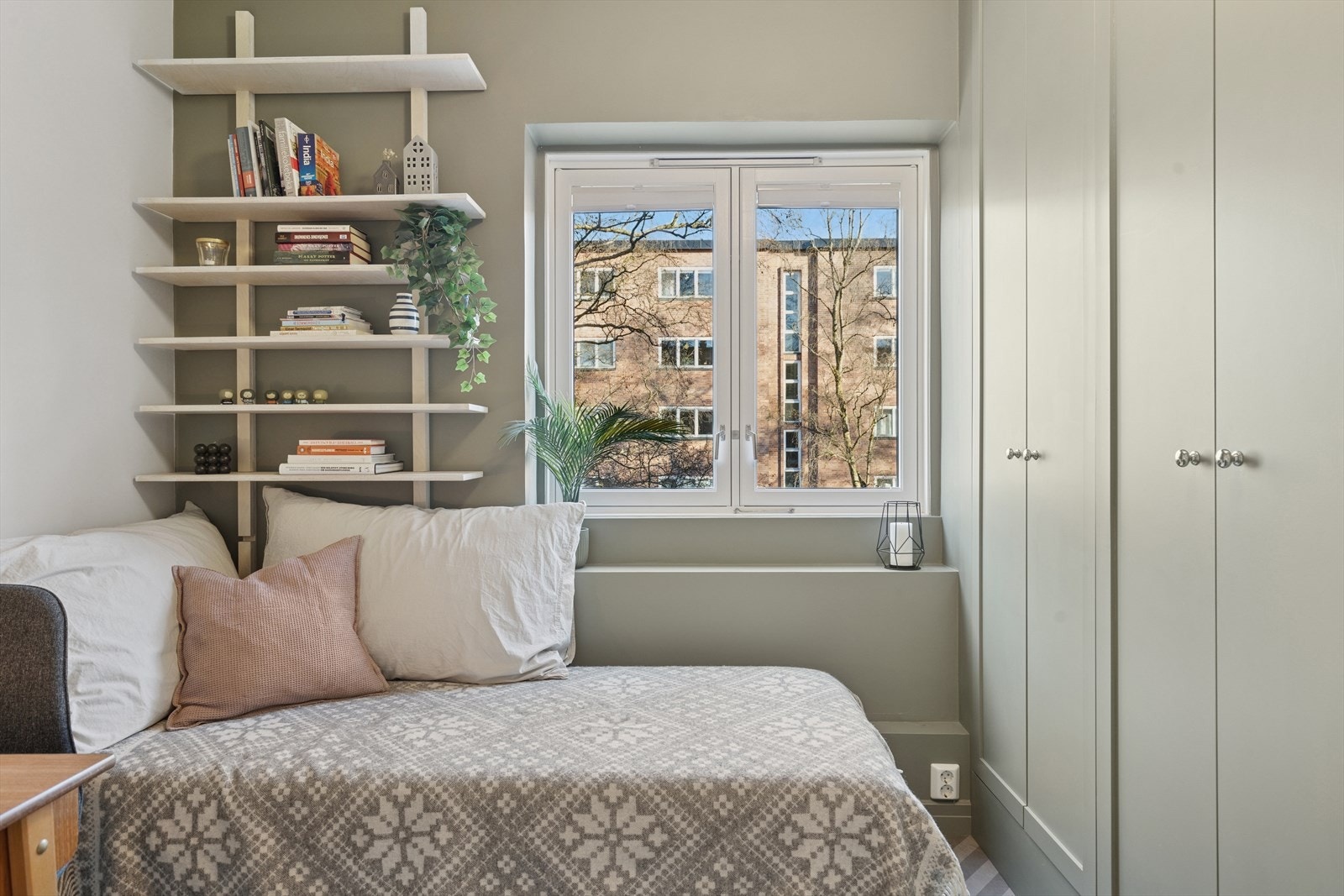 Stor plassbygget garderobe med opplegg for vaskemaskin for en maksimal utnyttelse av plassen Galleribilde