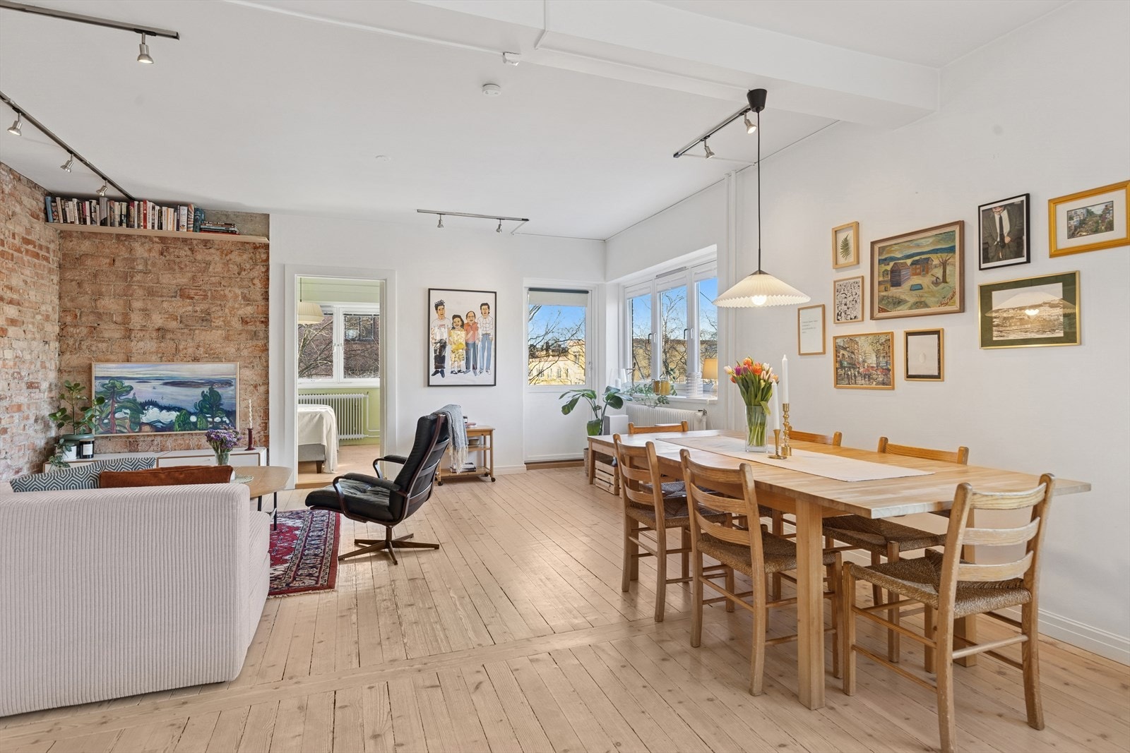 Stuen og kjøkkenet er gjort i en åpen løsning men pga av en svært god størrelse deles rommet naturlig inn to soner Galleribilde