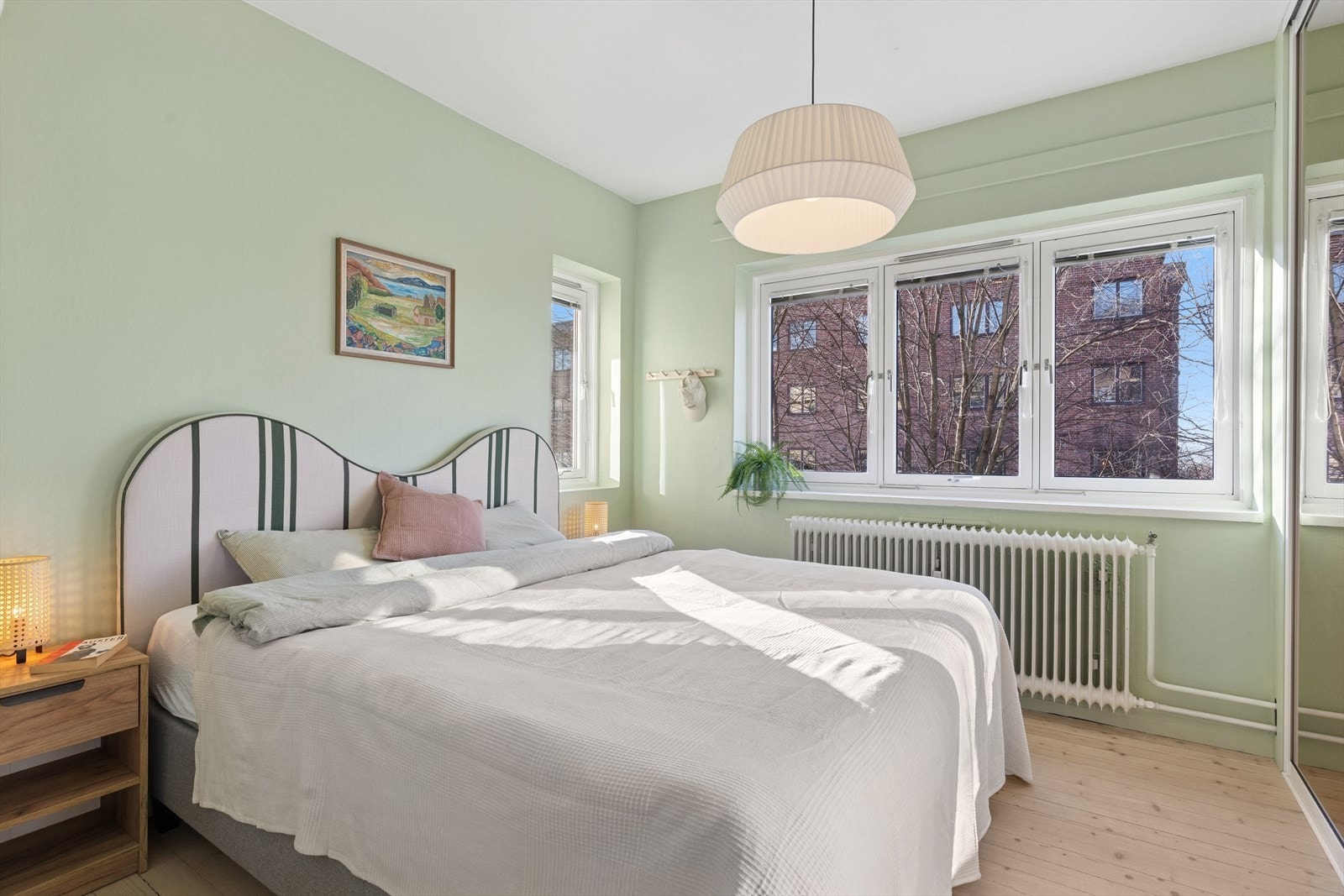 Fra stuen finner du det som i dag er brukt som hovedsoverom Galleribilde