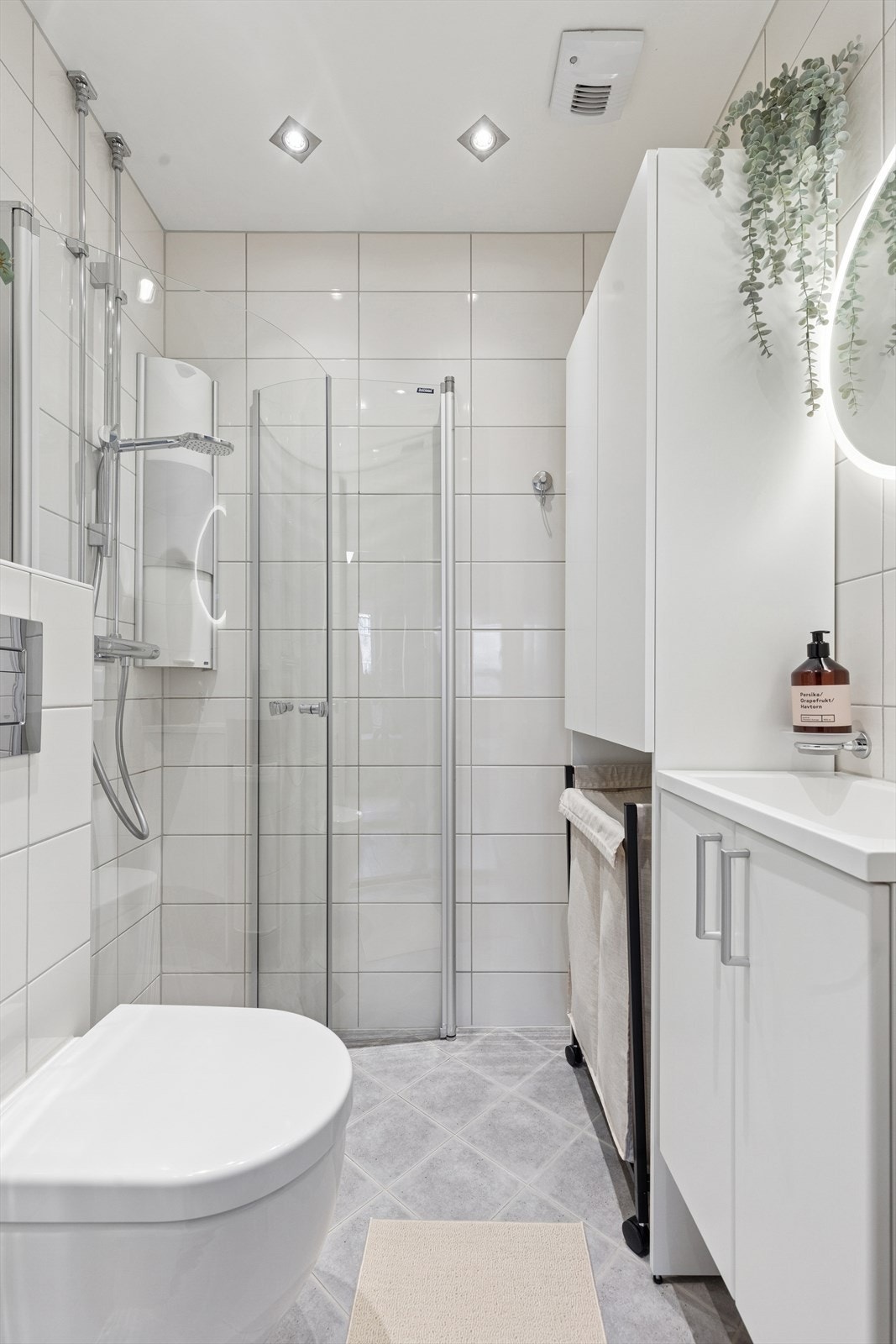 Lyst og fint bad som er praktisk utført med plass til det du trenger. Badet ble totalrenover i regi av sameiet i 2014. Opplegg for vaskemaskin her også. Galleribilde