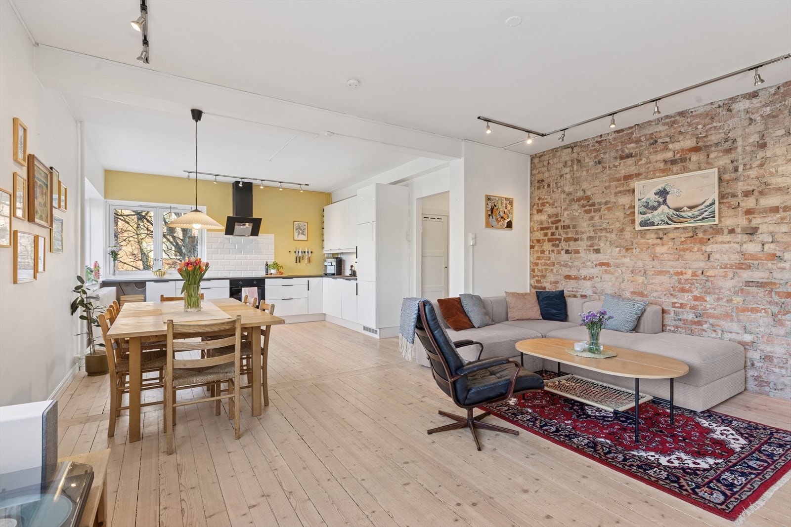 Lyse gulv og fargevalg, samt store vindusflater går igjen i alle boligens rom Galleribilde