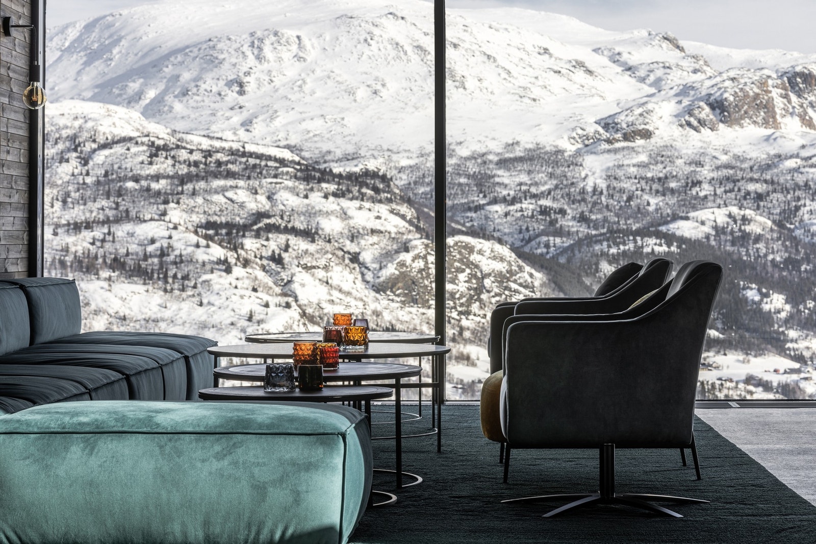 Det er enestående utsikt gjennom de høyreiste vindusflatene. Galleribilde