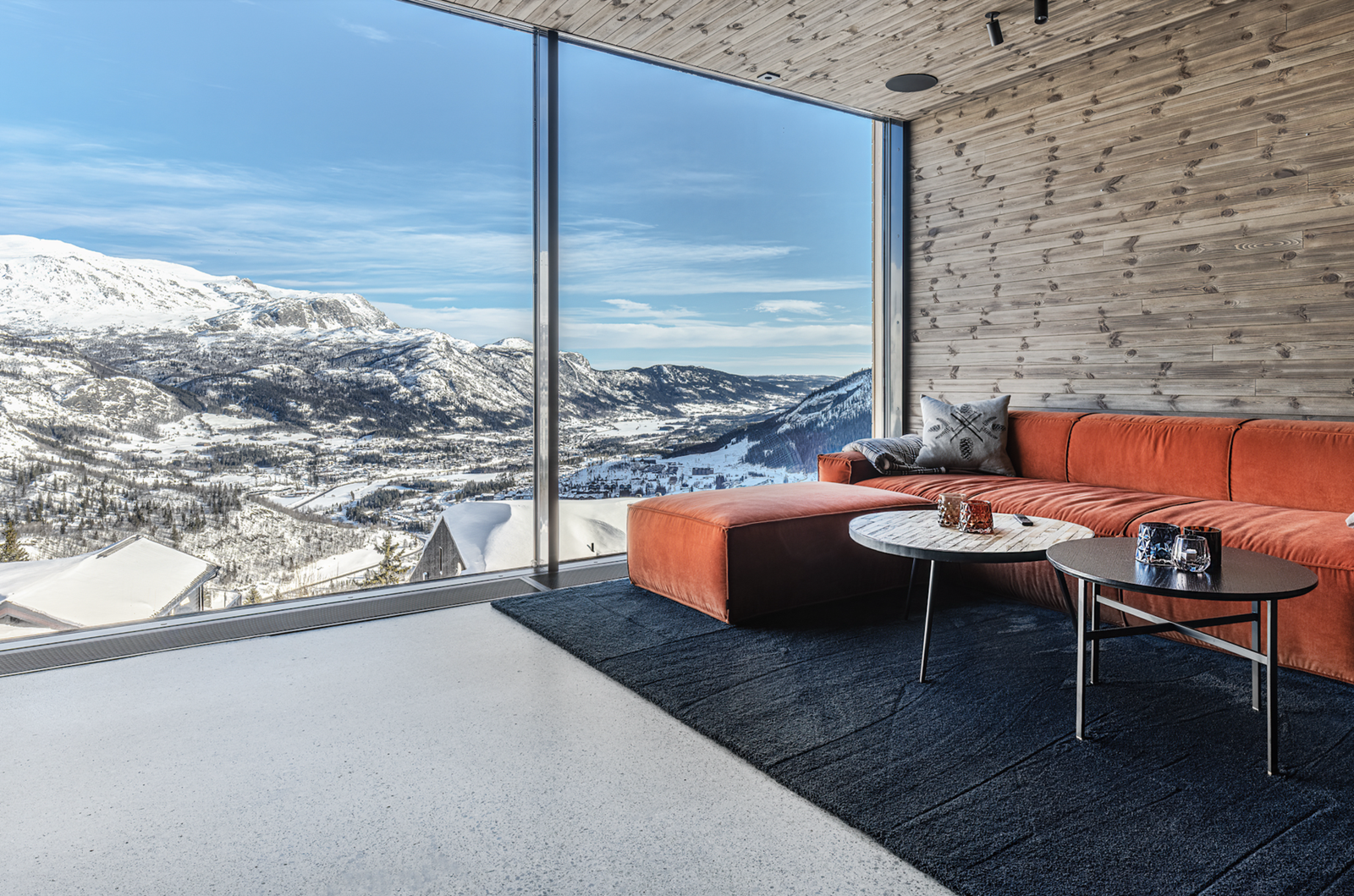 Stuen i leiligheten er romslig og byr på store vindusflater som slipper inn rikelig med dagslys og gir fantastisk utsikt mot fjellene i Hemsedal. Galleribilde