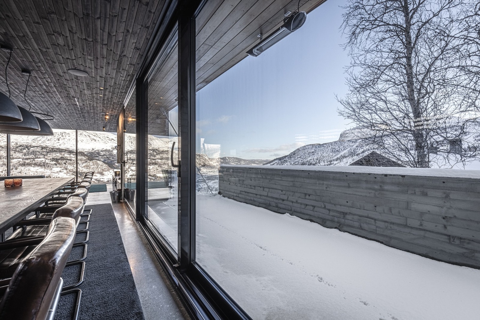 Stuen er romslig og lys, med høyreiste vindusflater som gir nydelige lysforhold og en spektakulær utsikt mot fjellheimen. Galleribilde