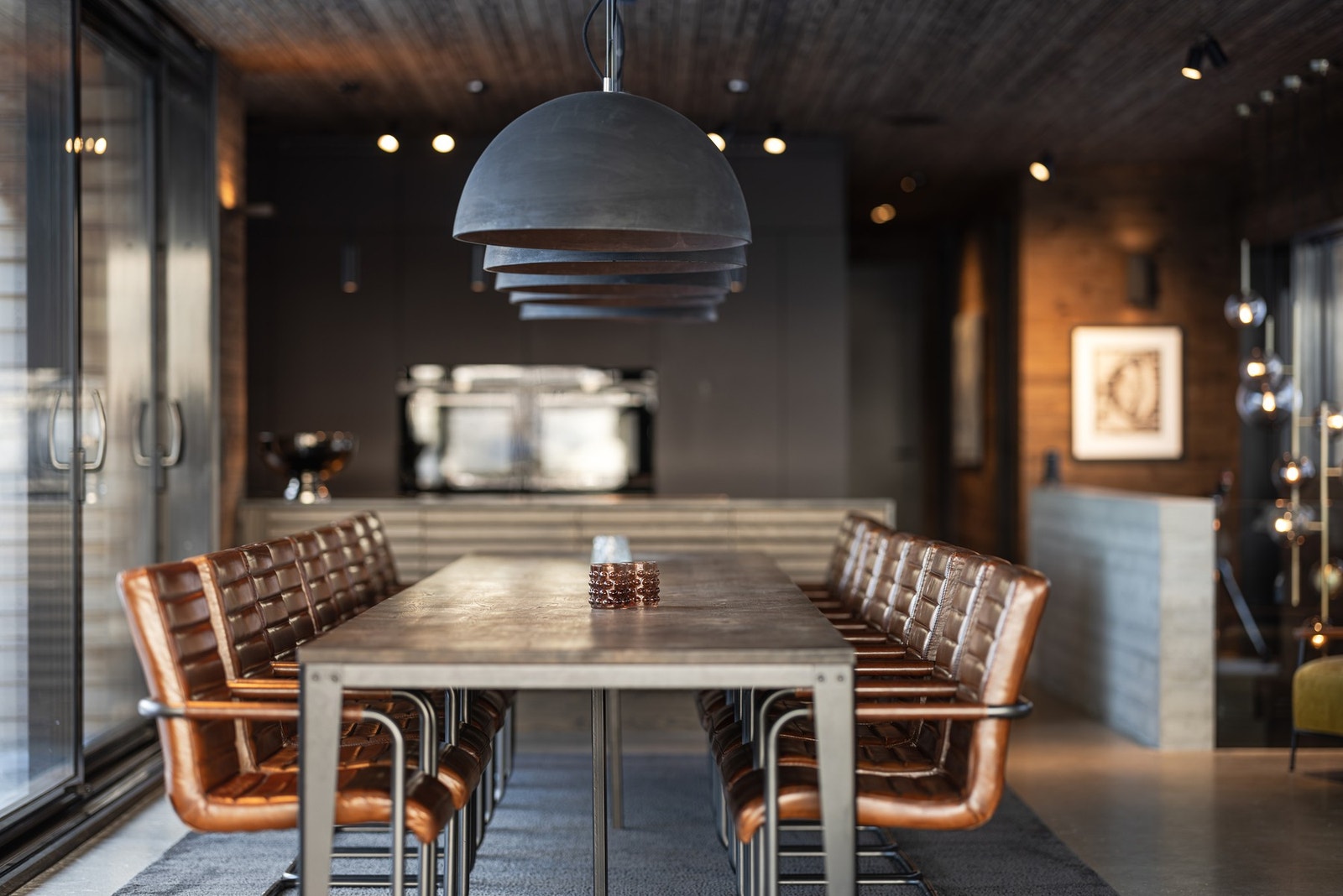 Kjøkkenet i andre etasje er stort og omfattende, perfekt for større husholdninger eller selskap. Det er plass til 20 personer rundt bordet. Galleribilde