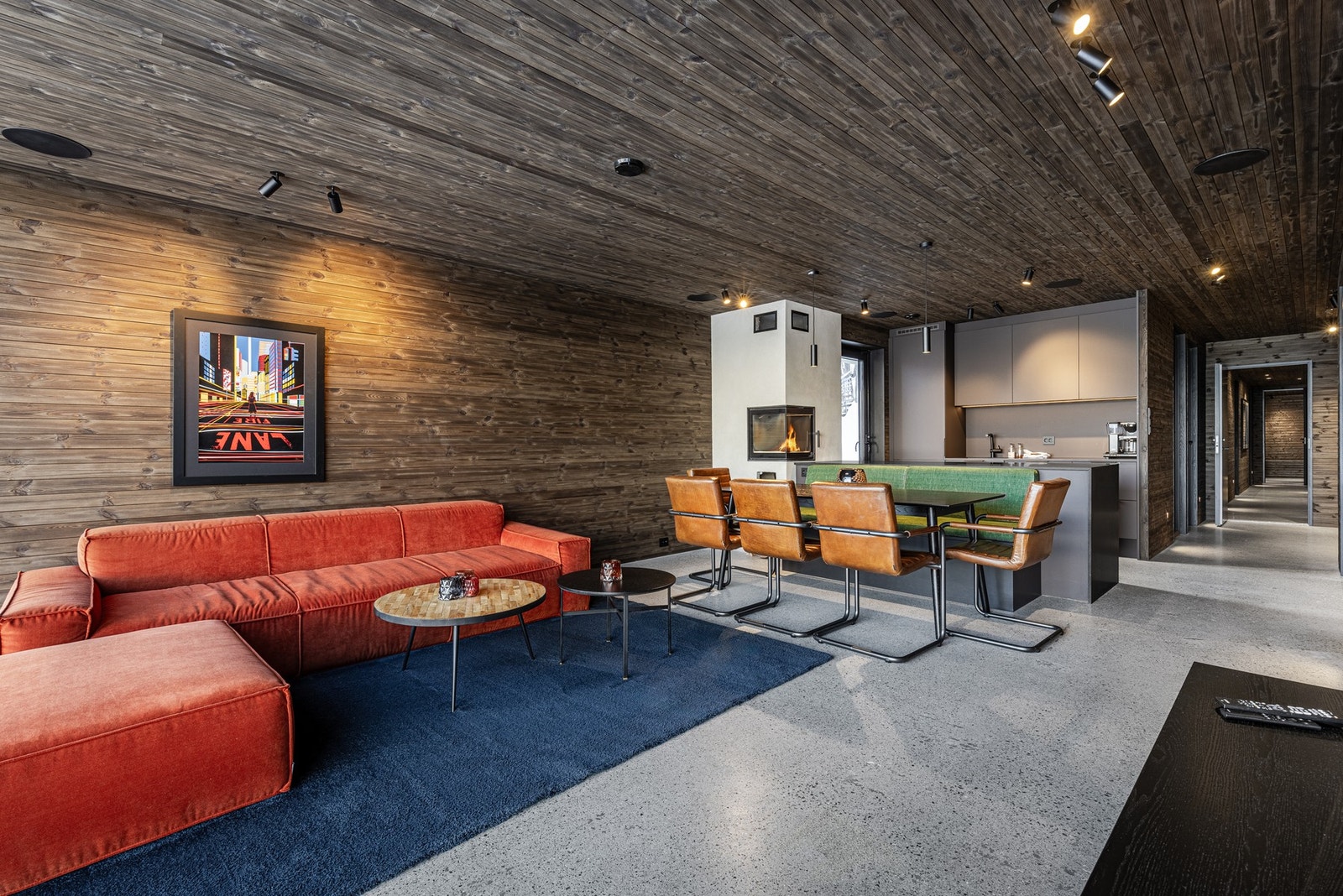 I første etasje finner du en leilighet med lys og innbydende stue med åpen kjøkkenløsning. Galleribilde