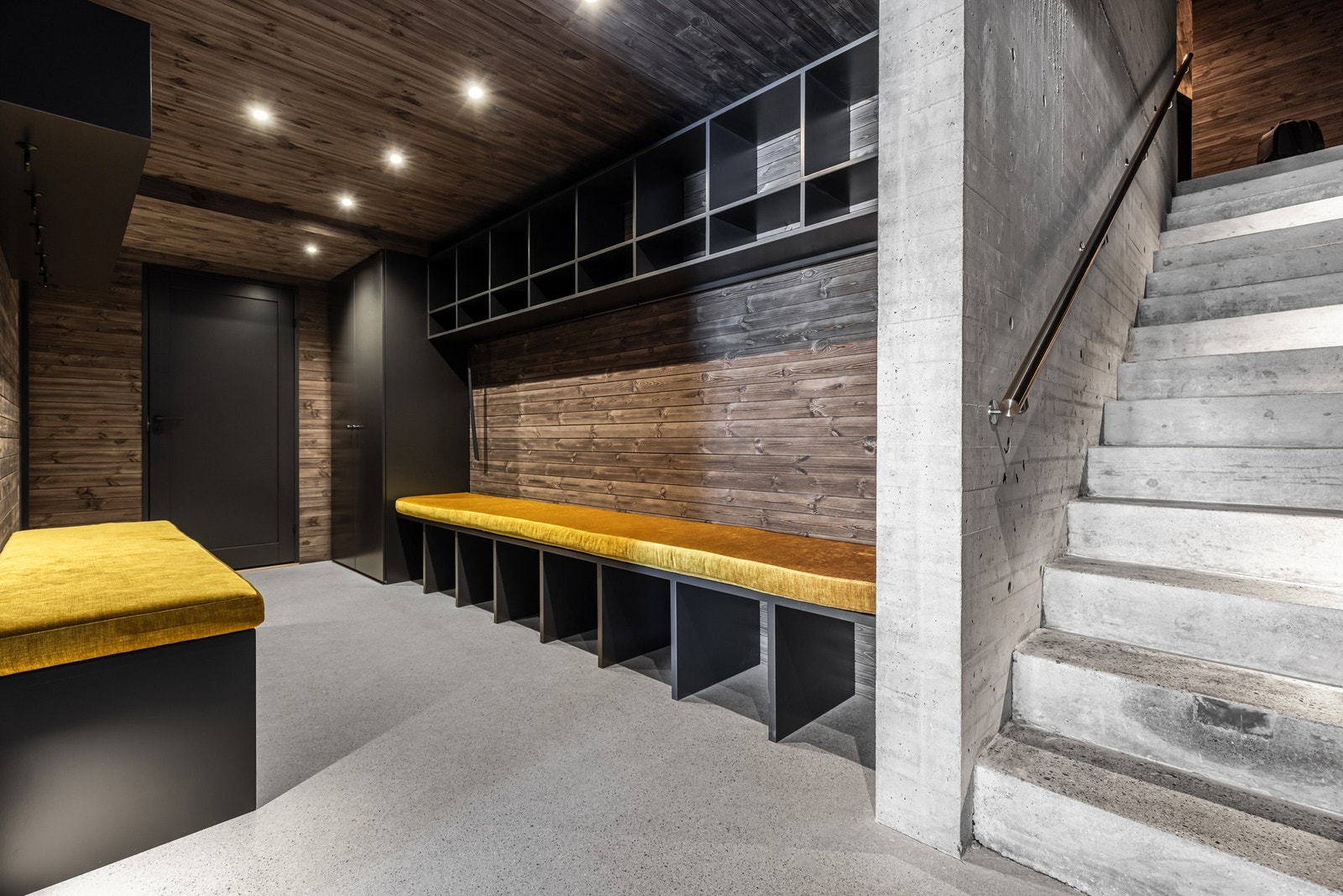 Det er et stort tørkeskap og toalett i tilknyting til garderobe og skibod. Galleribilde