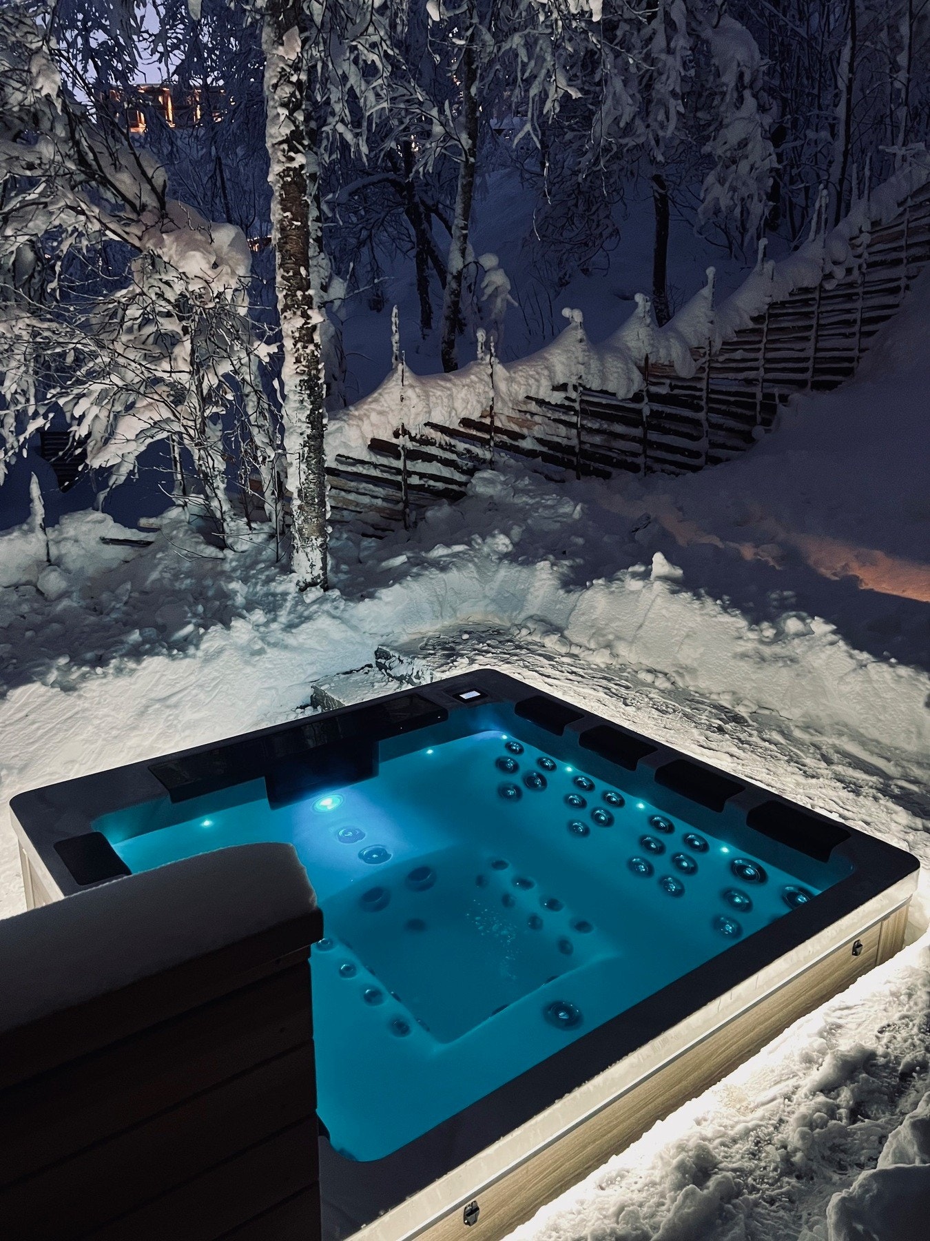 Utgang fra leilighet i 1. etasje til jacuzzi. Galleribilde