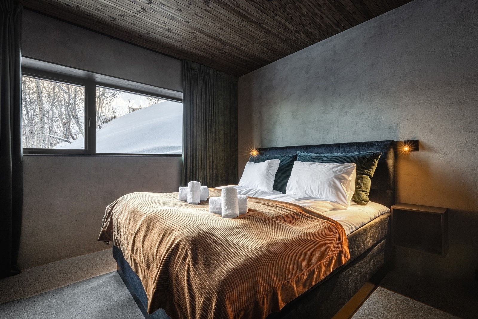 Fritidsboligen byr på totalt ni soverom, fordelt på første og andre etasje, som alle er nøye innredet for å gi en optimal balanse mellom komfort, funksjonalitet og estetikk. Galleribilde