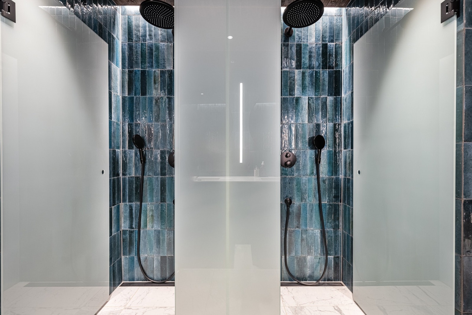 Det er to skjermede dusjer for enkel logistikk når mange bruker badstuen. Galleribilde