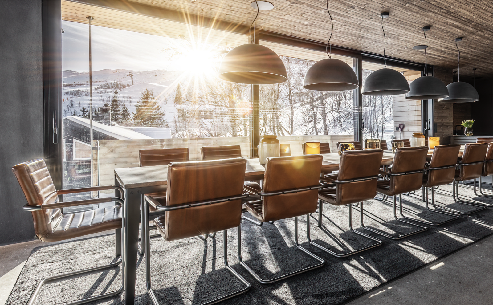 Det er god plass til stort langbord der alle kan samles rundt bordet. Galleribilde