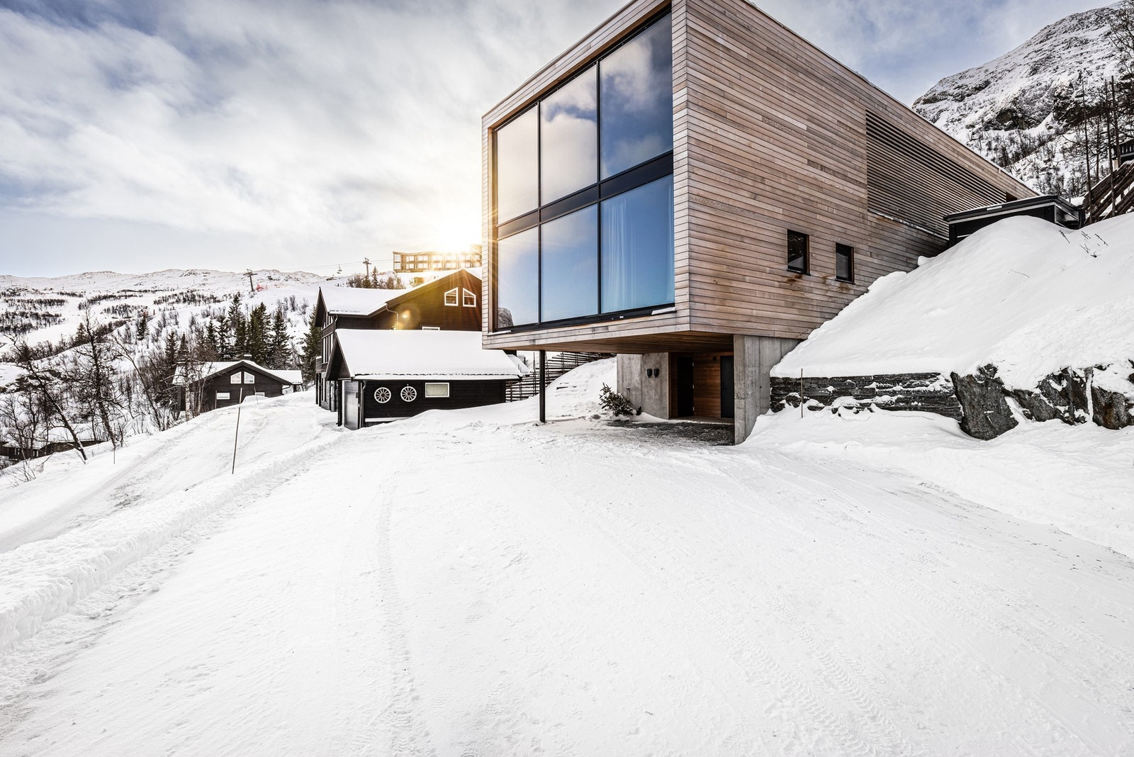 Byggets arkitektur er unik og skiller seg ut fra resten av bebyggelsen i området. Galleribilde