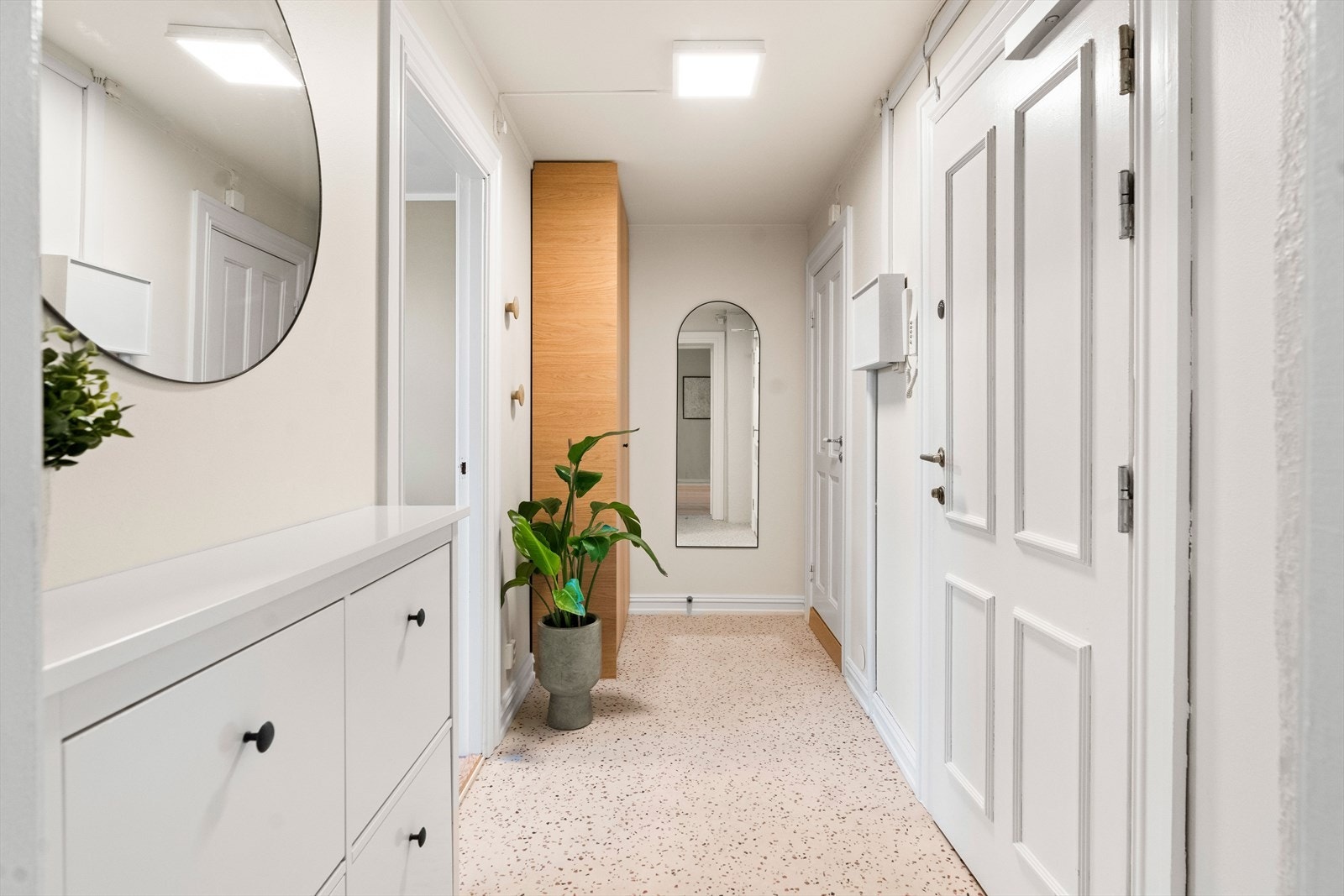 Entré. Det er tilgang til kjellerbod på 8 kvm for ekstra oppbevaring. Galleribilde